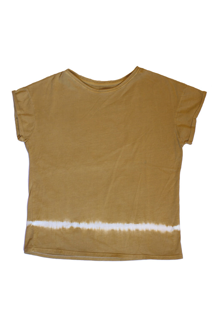 Camiseta-mostaza-caja-tie-dye-bajo-1-1