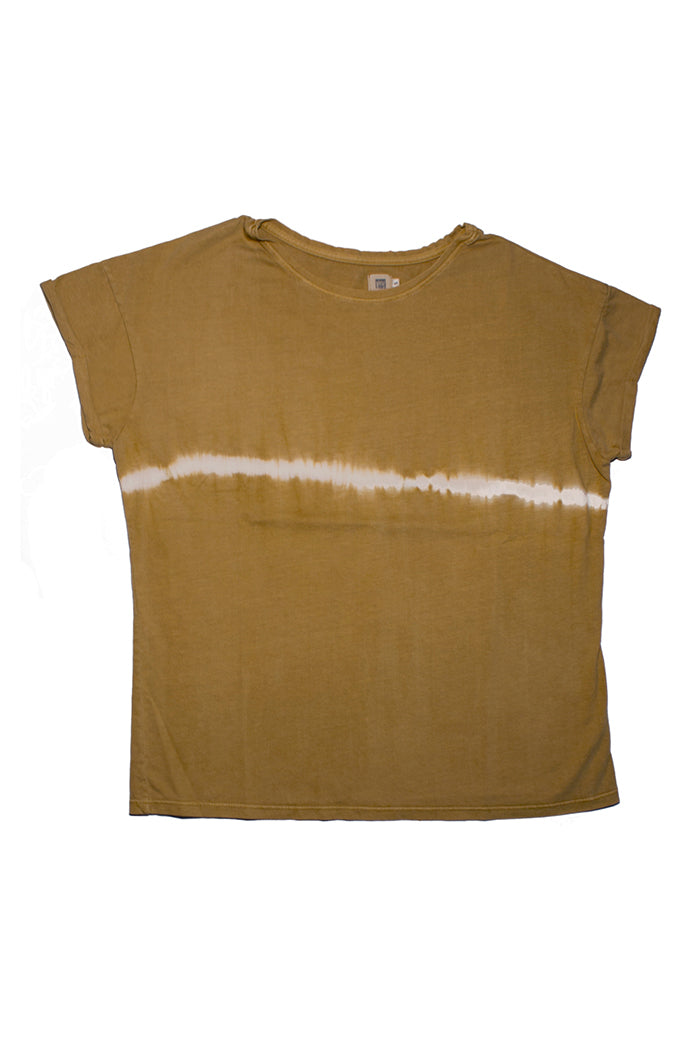Camiseta-mostaza-caja-tie-dye-pecho-1-1
