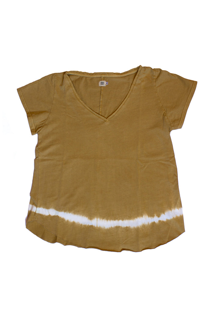 Camiseta-mostaza-pico-tie-dye-bajo-1-1