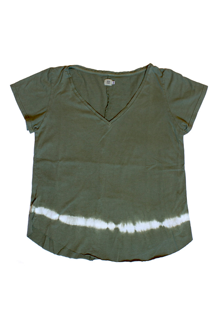 Camiseta-verde-pico-tie-dye-bajo-vertical-1